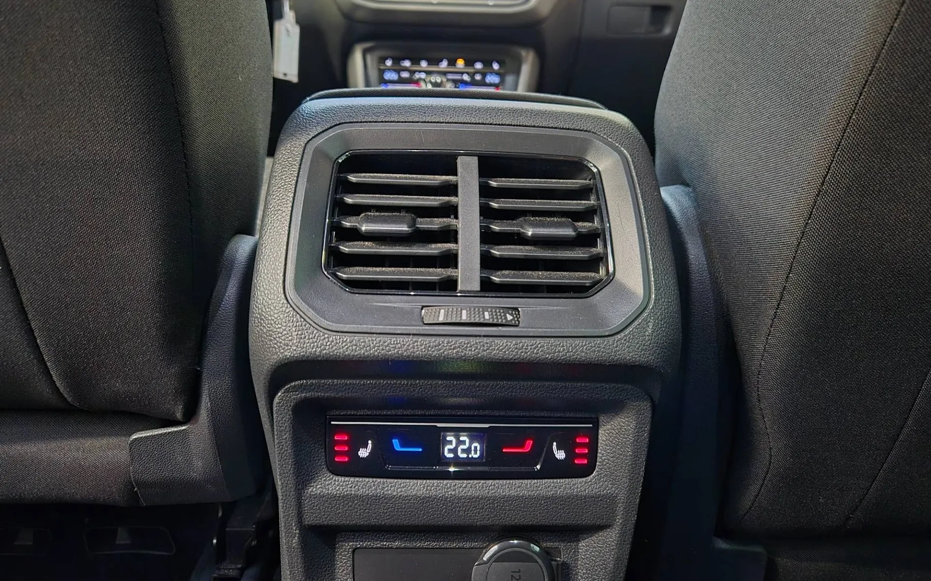 Notranja slika - Volkswagen Tiguan - 2.0 TDI DSG 110kW ODLIČEN - 10