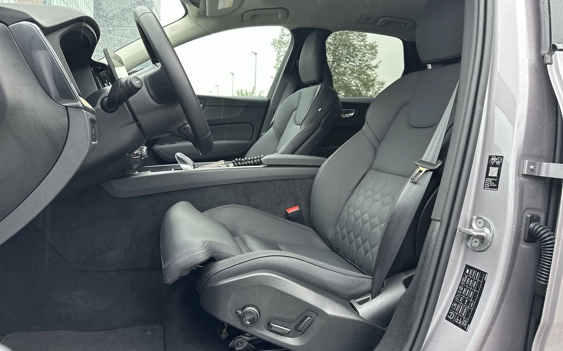 Notranja slika - Volvo XC60 - B5 P AWD Plus Dark Avt. - 10
