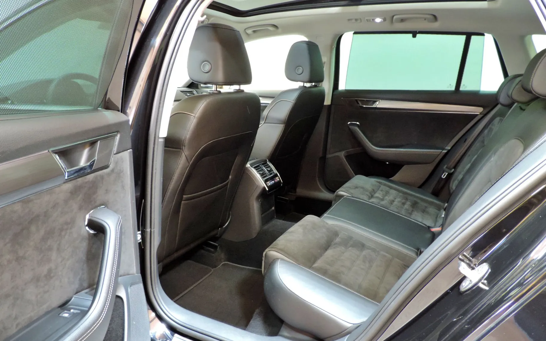 Zunanja slika - Škoda Superb - Combi Scout 4x4 2.0 TDI DSG WEBASTO-KLJUKA-KAMERA - 37
