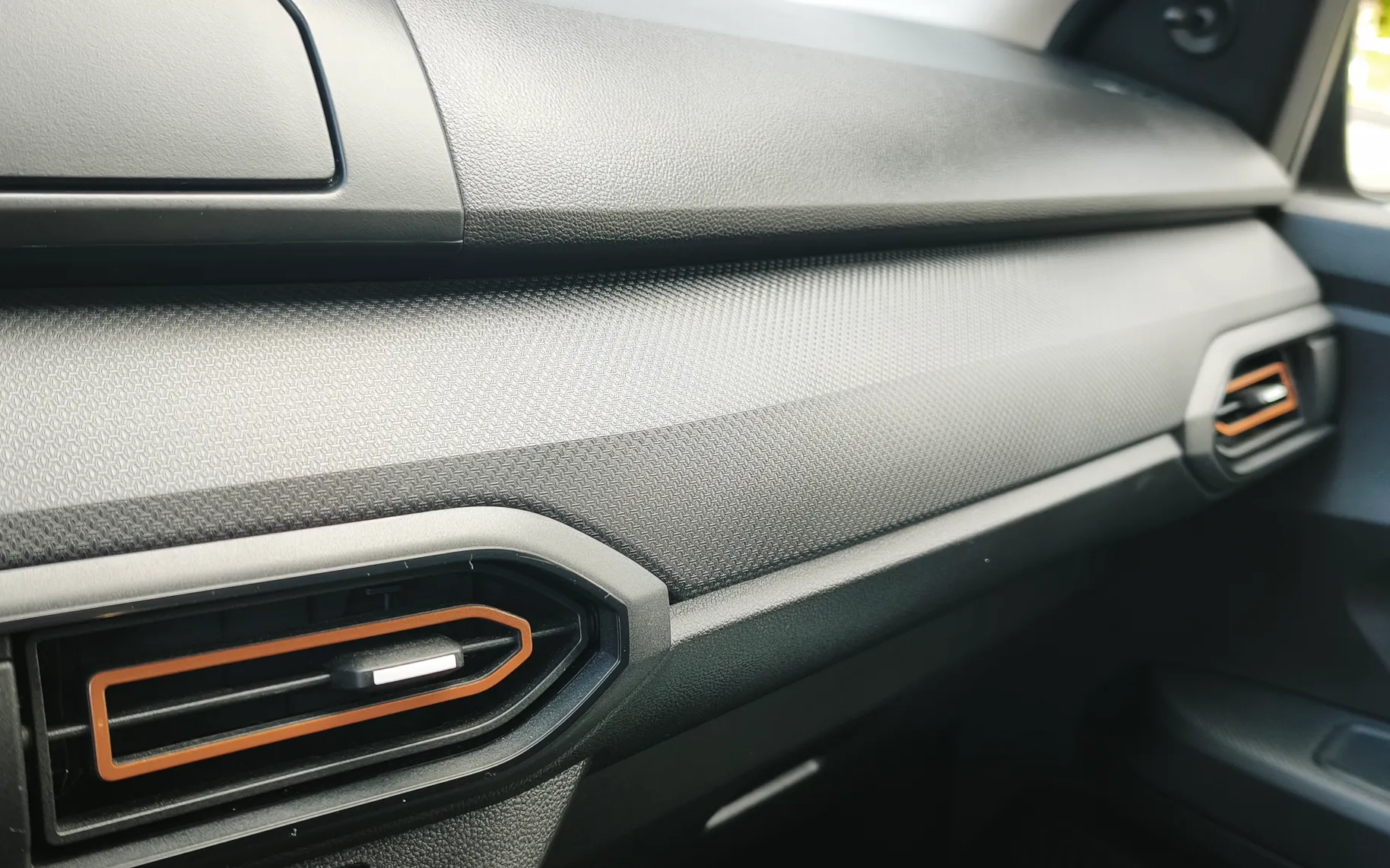 Notranja slika - Dacia Sandero - 1.0-TCE-STEPWAY-1-LASTNIK-1-BARVA-SLO-POREKLO-LED-LUCI-LPG-PLIN-T - 19