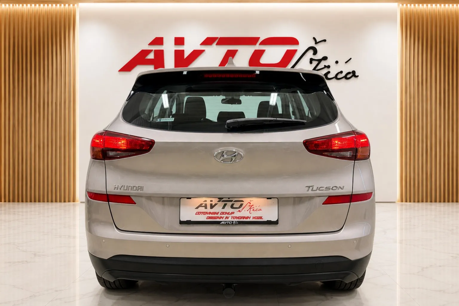 Notranja slika - Hyundai Tucson - 1.6 CRDi-129.000KM-SLO-TEMPOMAT-KAMERA-PDC-SERV KN - 8