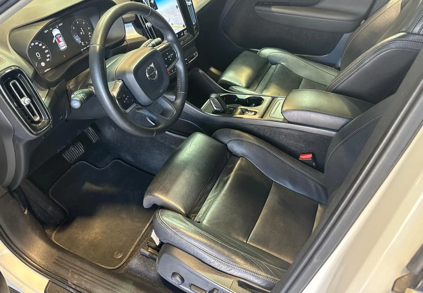 Zunanja slika - Volvo XC40 - PANORAMA-RADAR-MEMORY-USNJE-NAVIGACIJA-LED-ALU - 8