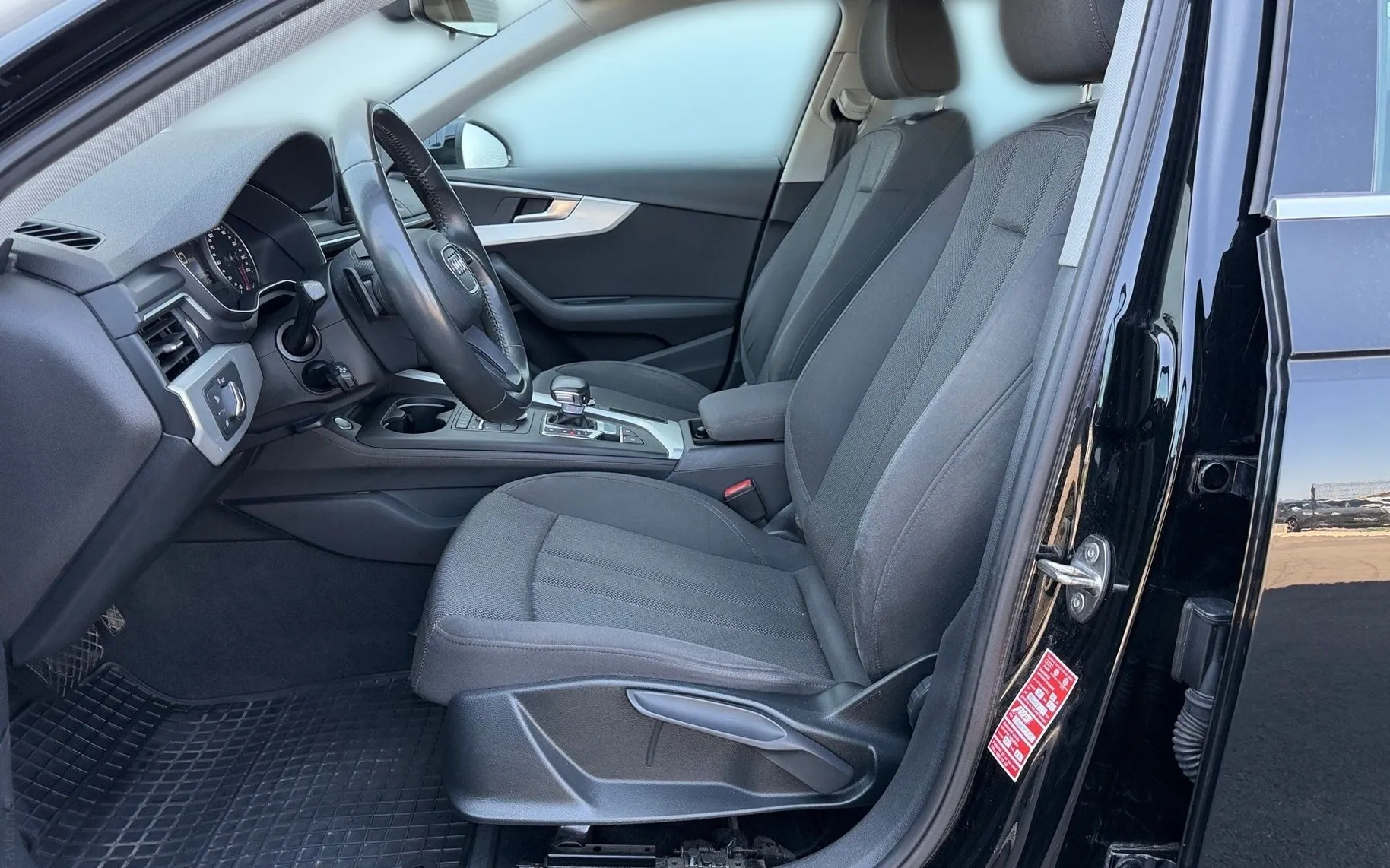 Notranja slika - Audi A4 - 2.0 TDI  Basis  S tronic-LED-Tempomat-Prime paket. - 7