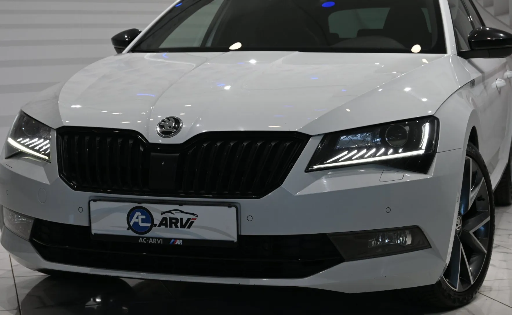 Zunanja slika - Škoda Superb - Combi 4x4 2.0 TDI SportLine DSG-RADAR-DCC-KLJUKA - 3