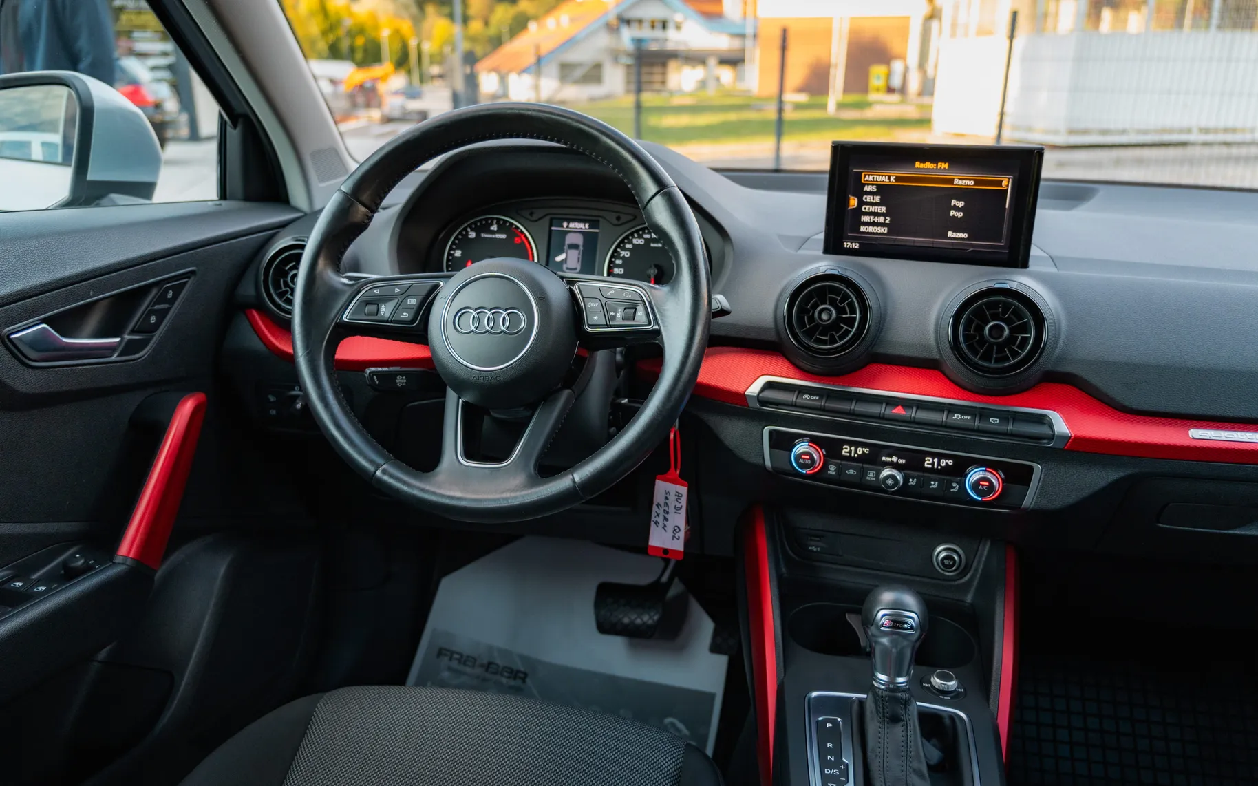 Notranja slika - Audi Q2 - quattro 2,0 TDI (Basis) S tronic - 10