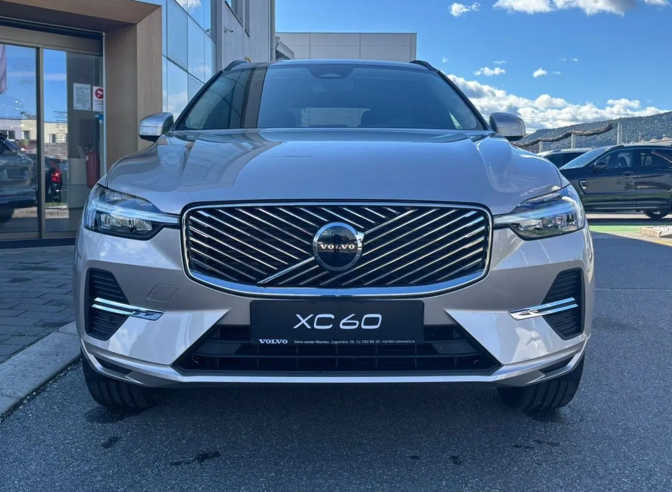 Zunanja slika - Volvo XC60 - B5P Core AT AWD 3 leta garancije + 3 servisi - 2
