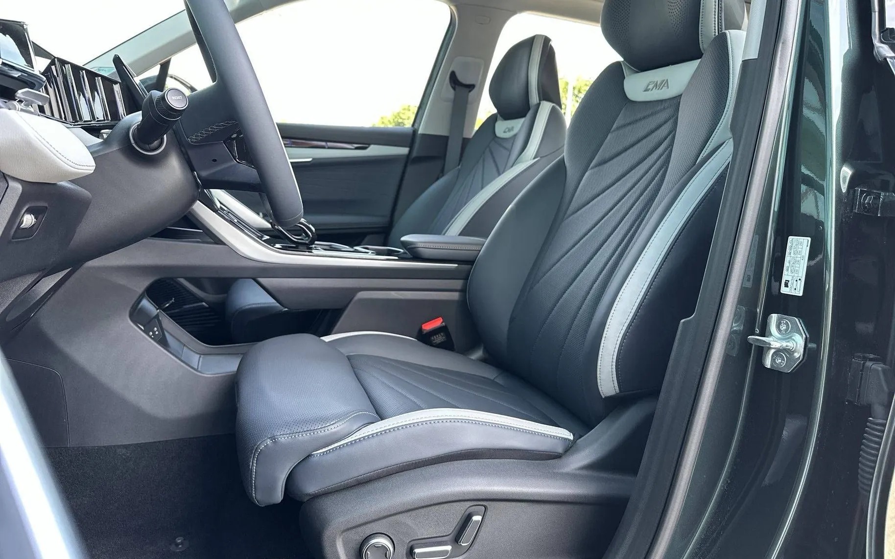Notranja slika - Geely StarRay - 2.0 TD 8A T AWD GF+ - 10