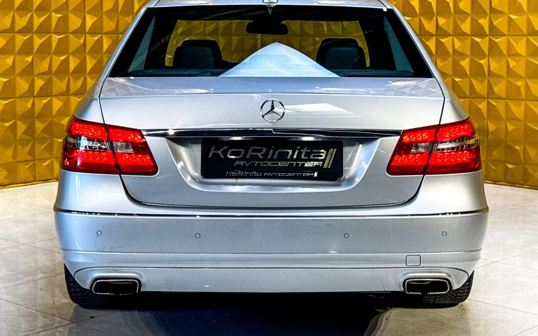 Notranja slika - Mercedes-Benz E-Razred - E 220 CDI AUT.-PANO.-GRETJE-PDC-NAVI-F1... - 10