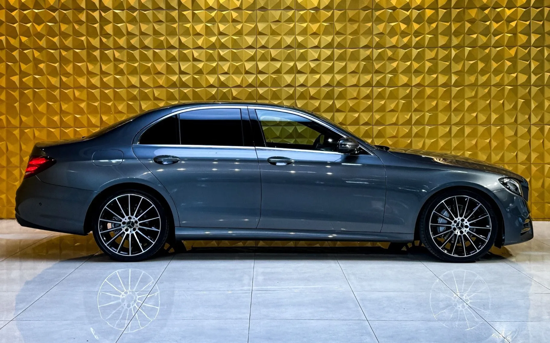 Notranja slika - Mercedes-Benz E-Razred - E200d AMG Line-PANO-KAMERA-GRETJE-AMBI - 12