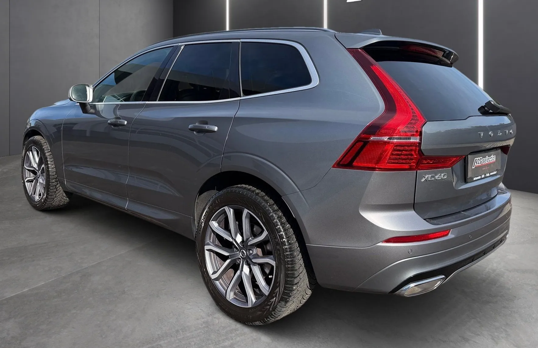 Zunanja slika - Volvo XC60 - D5 AWD R-Design Avt.-Vlečna kljuka-HeadUp-Harman.. - 4