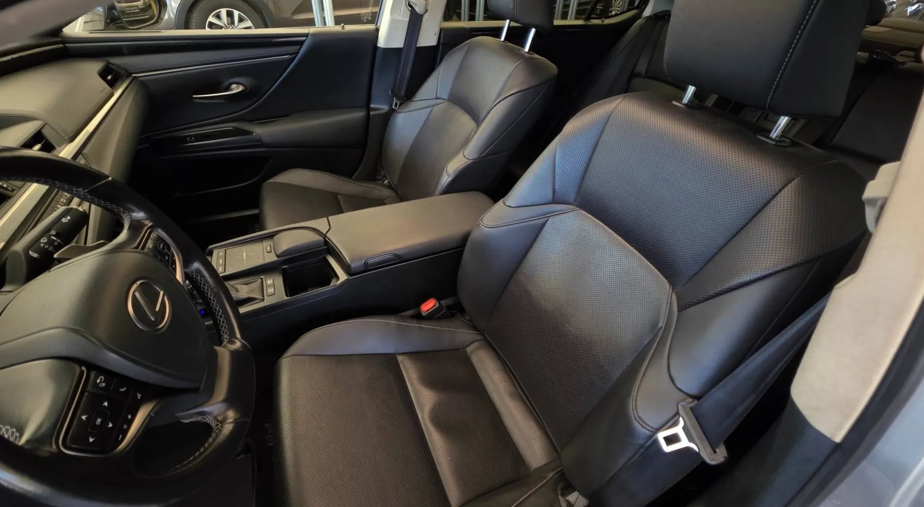 Notranja slika - Lexus ES - 300h Executive Avt.Redno servisiran - 13