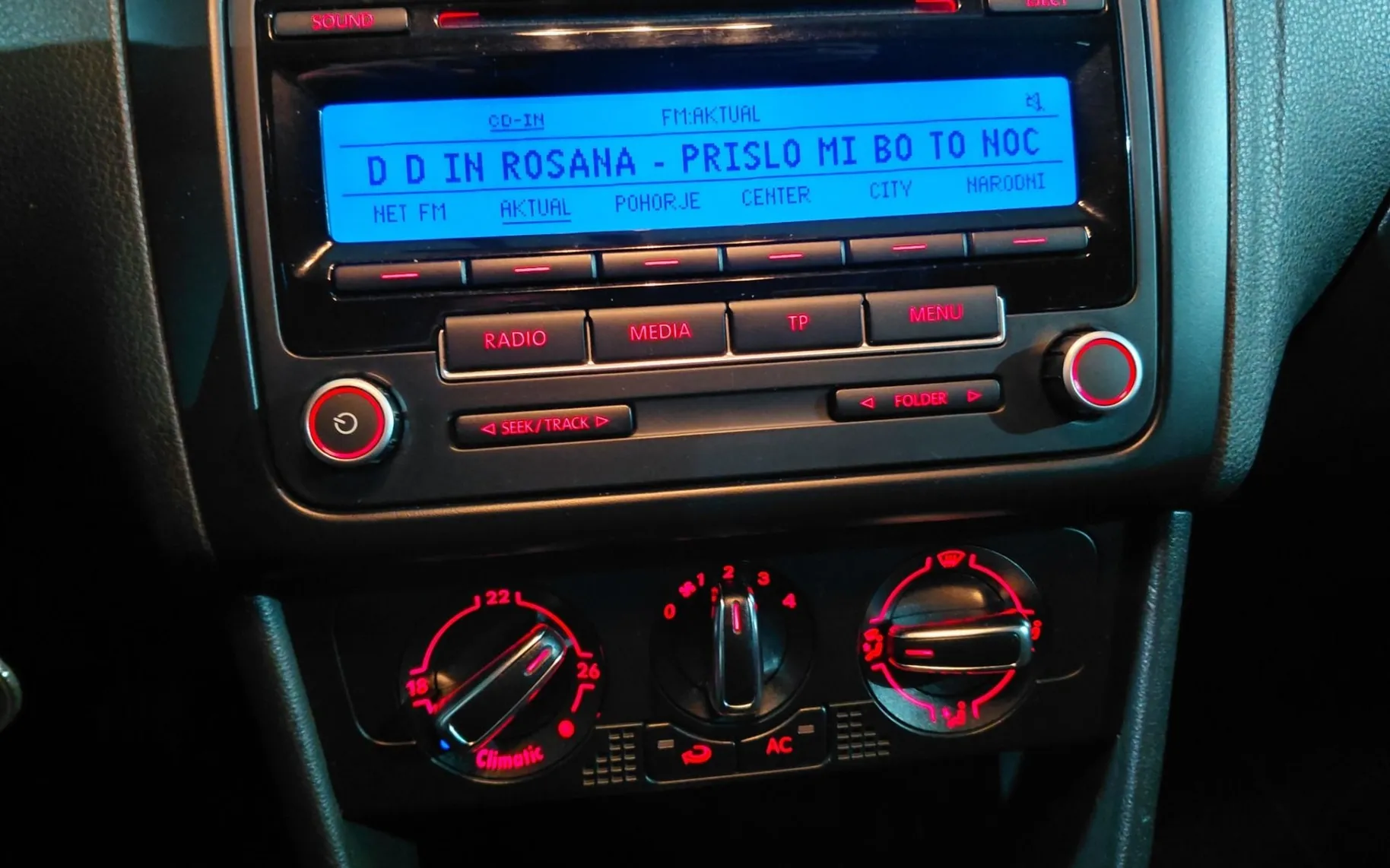 Notranja slika - Volkswagen Polo - 1.6 TDI-MODELNO LETO 2010-NOVI MODEL-5 VRAT-ODLIČE - 9