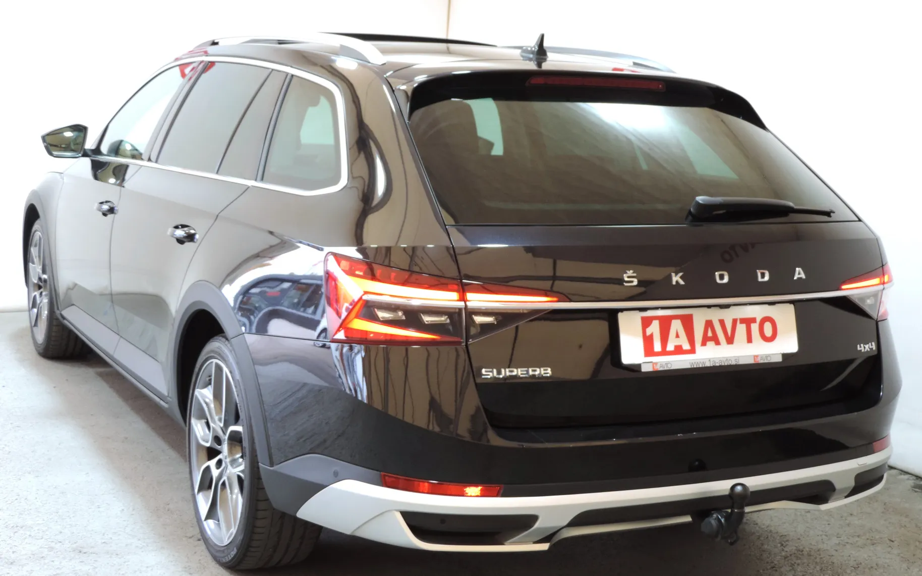 Zunanja slika - Škoda Superb - Combi Scout 4x4 2.0 TDI DSG WEBASTO-KLJUKA-KAMERA - 6