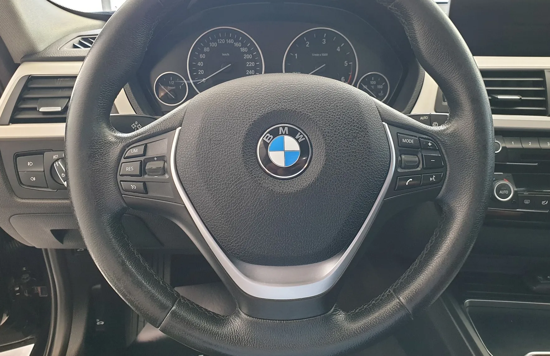 Zunanja slika - BMW Serija 3 - Touring: 318d Touring KEYLES|LED|VELIKA NAVI|PDC|GR.SEDE - 13