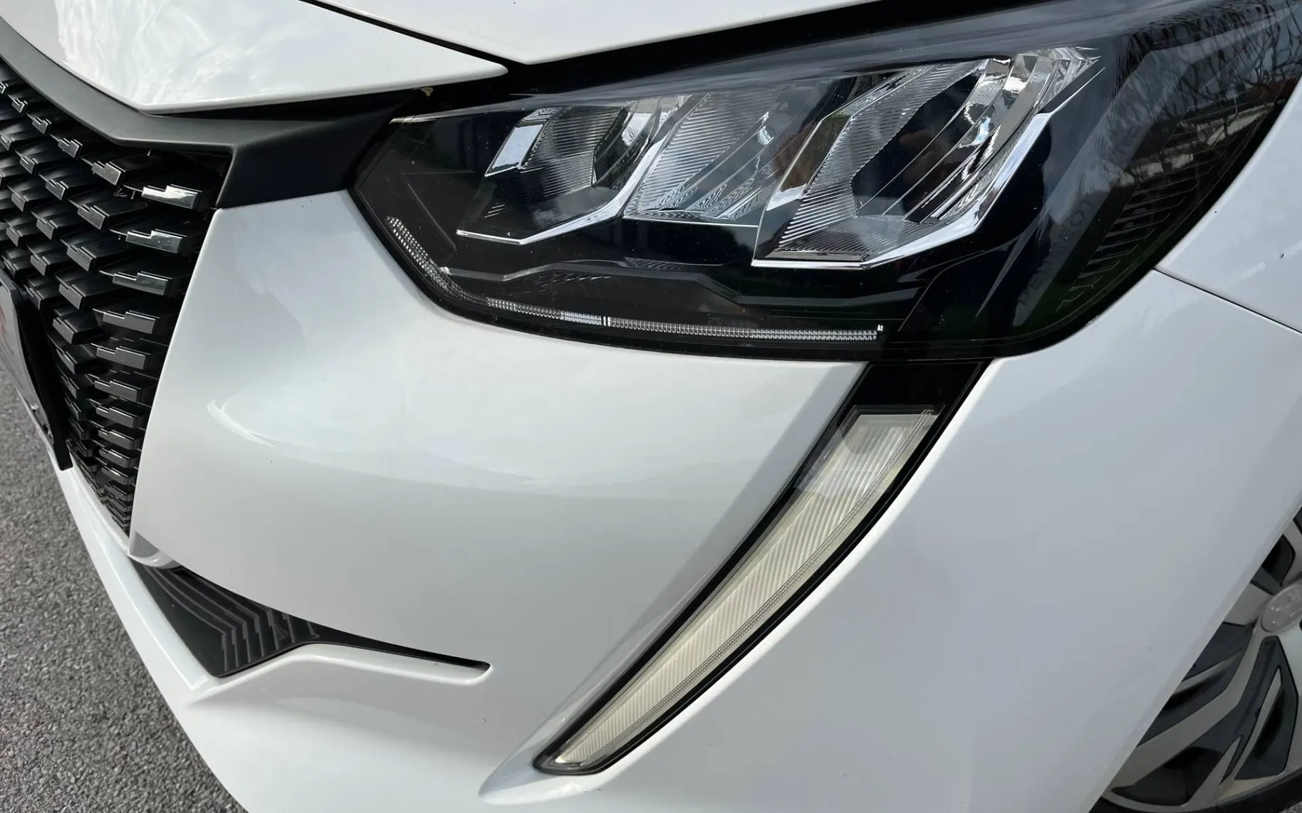 Notranja slika - Peugeot 208 - 1.2 PureTech -1 LASTNIK-49500 km-NAVI-LED-ODLIČEN - 7