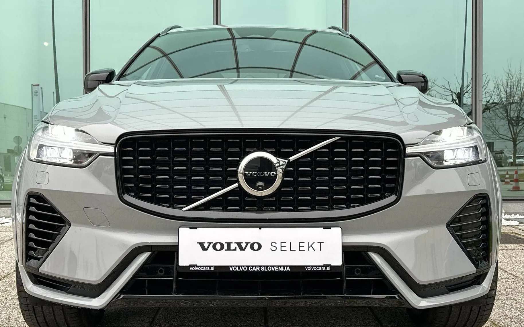 Zunanja slika - Volvo XC60 - T8 TwE Ultim.Dark Recharge AT AWD ZRAČNO BW PANO - 2
