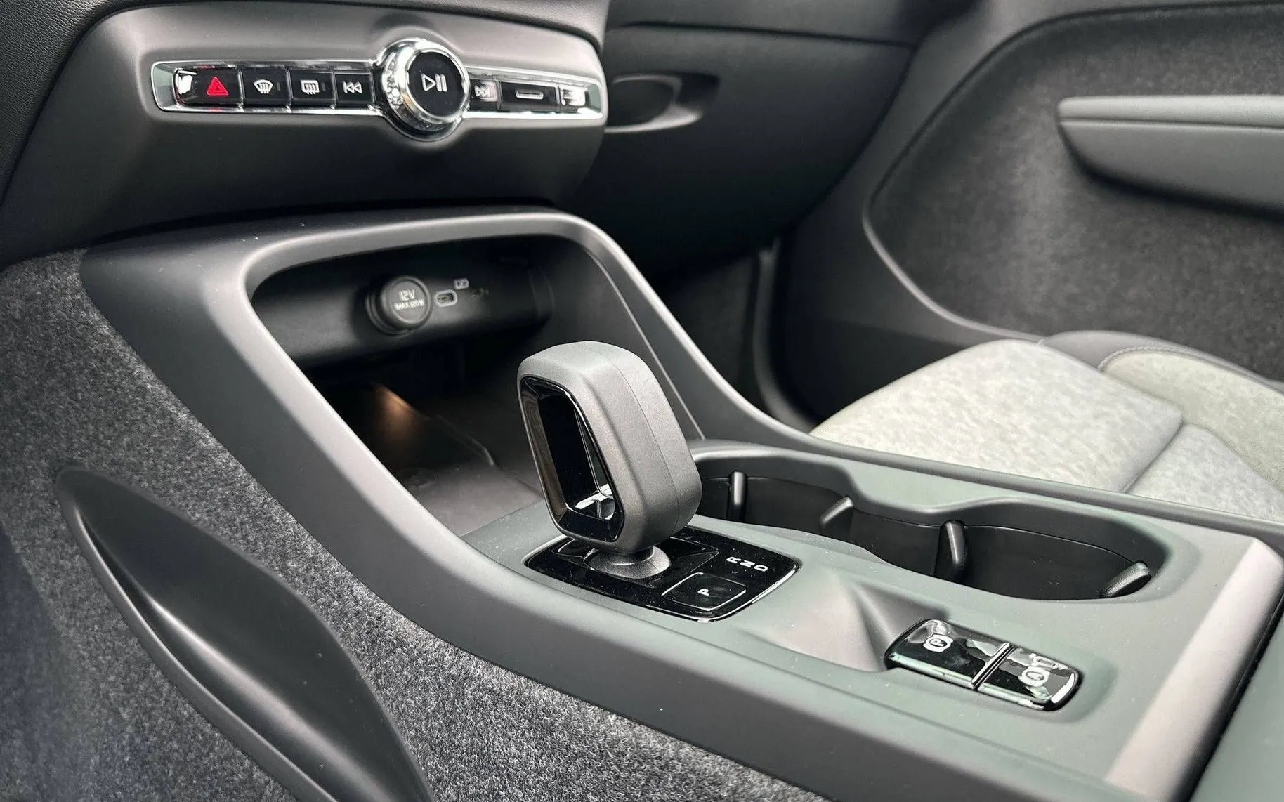 Notranja slika - Volvo XC40 - B3 P Core AT DCT 3 leta garancije + 3 servisi... - 19