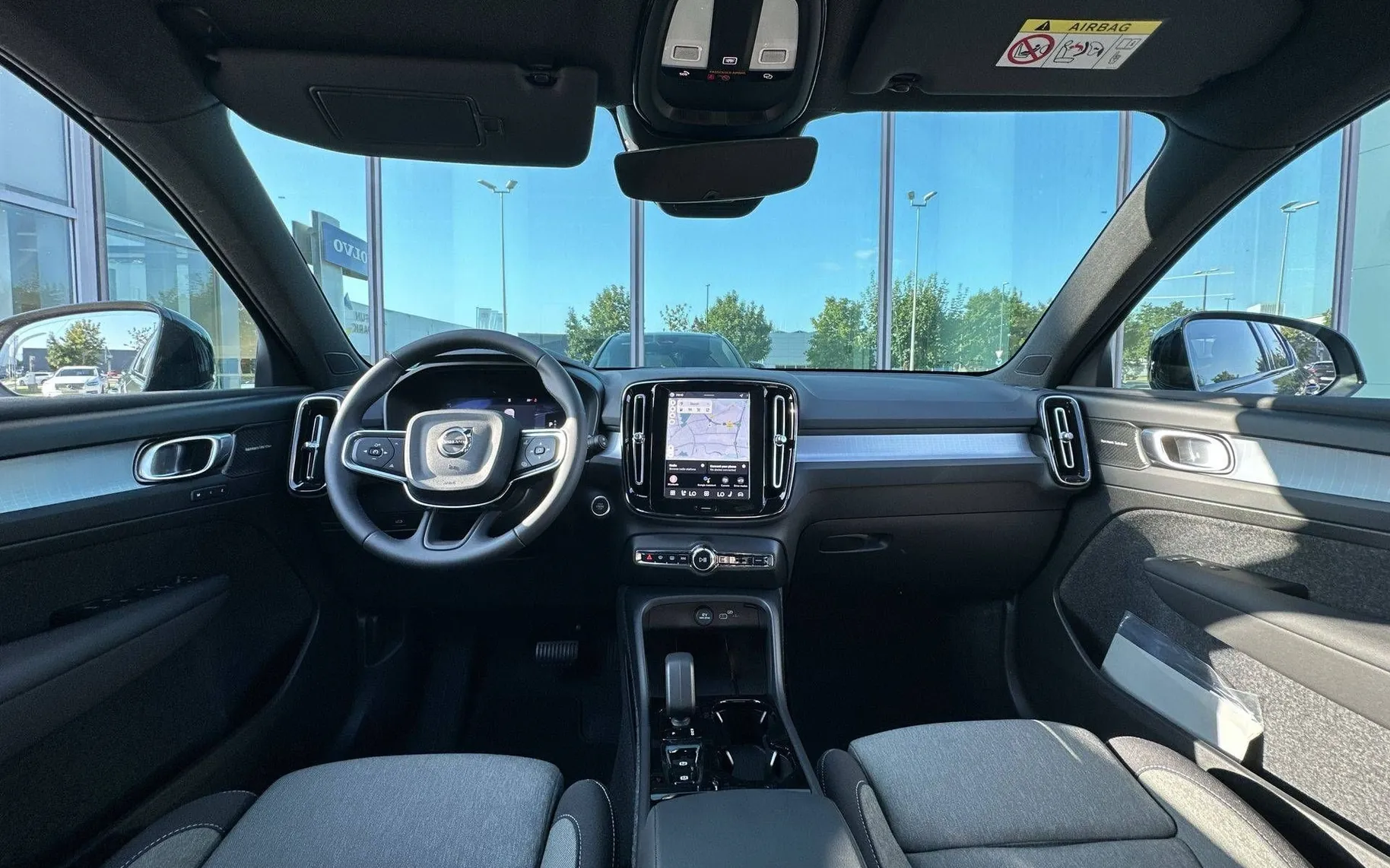 Notranja slika - Volvo XC40 - B3 P Plus Dark AT DCT 3 leta garancije + 3 servi.. - 20