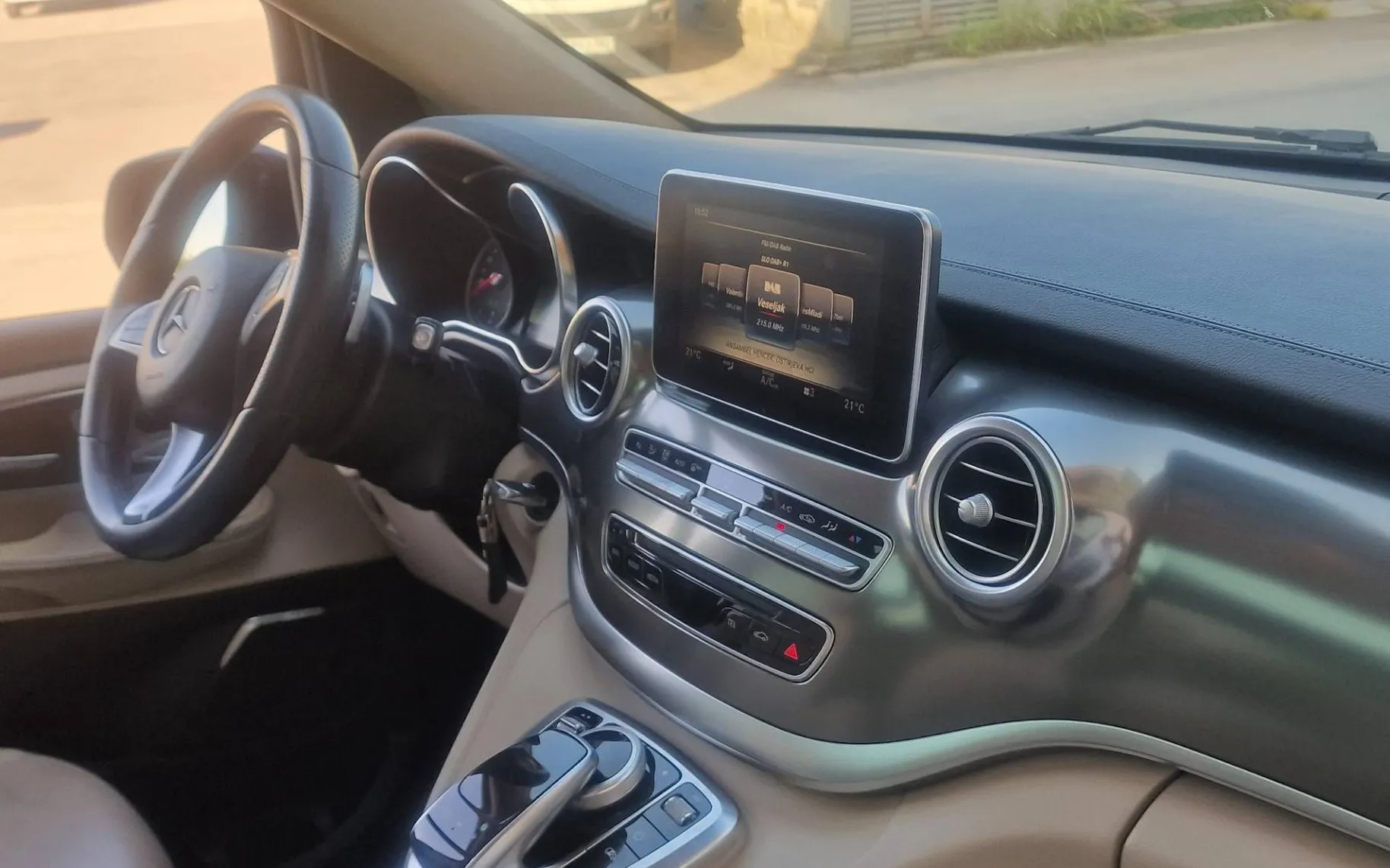 Notranja slika - Mercedes-Benz V-Razred - V 250 d dolgi Avt. PANORAMA KAM. 360 1.LASTNIK - 10