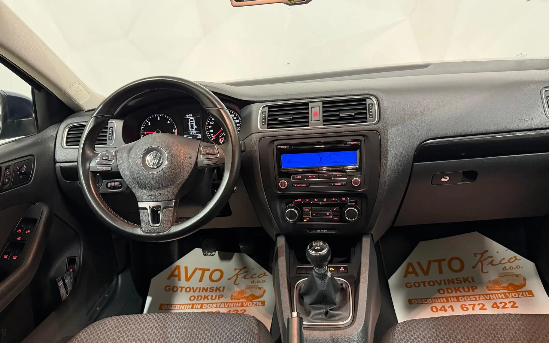 Notranja slika - VW Jetta - 1.6 TDI-TEMPOMAT-LIMO-PDC-SERVISNA-KNJ-ODLIČNA - 10