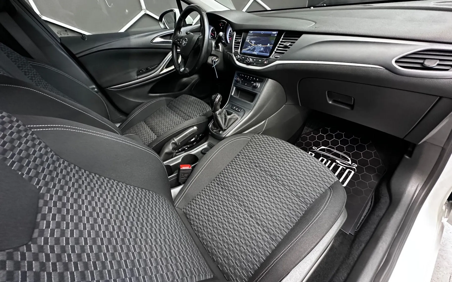 Notranja slika - Opel Astra - Sports Tourer 1.6 CDTI VELIKA NAVI+KAMERA+GR.SED.. - 9