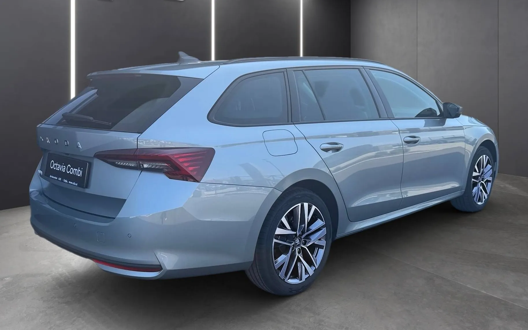 Zunanja slika - Škoda Octavia - Combi 2.0 TDI Family DSG - 4