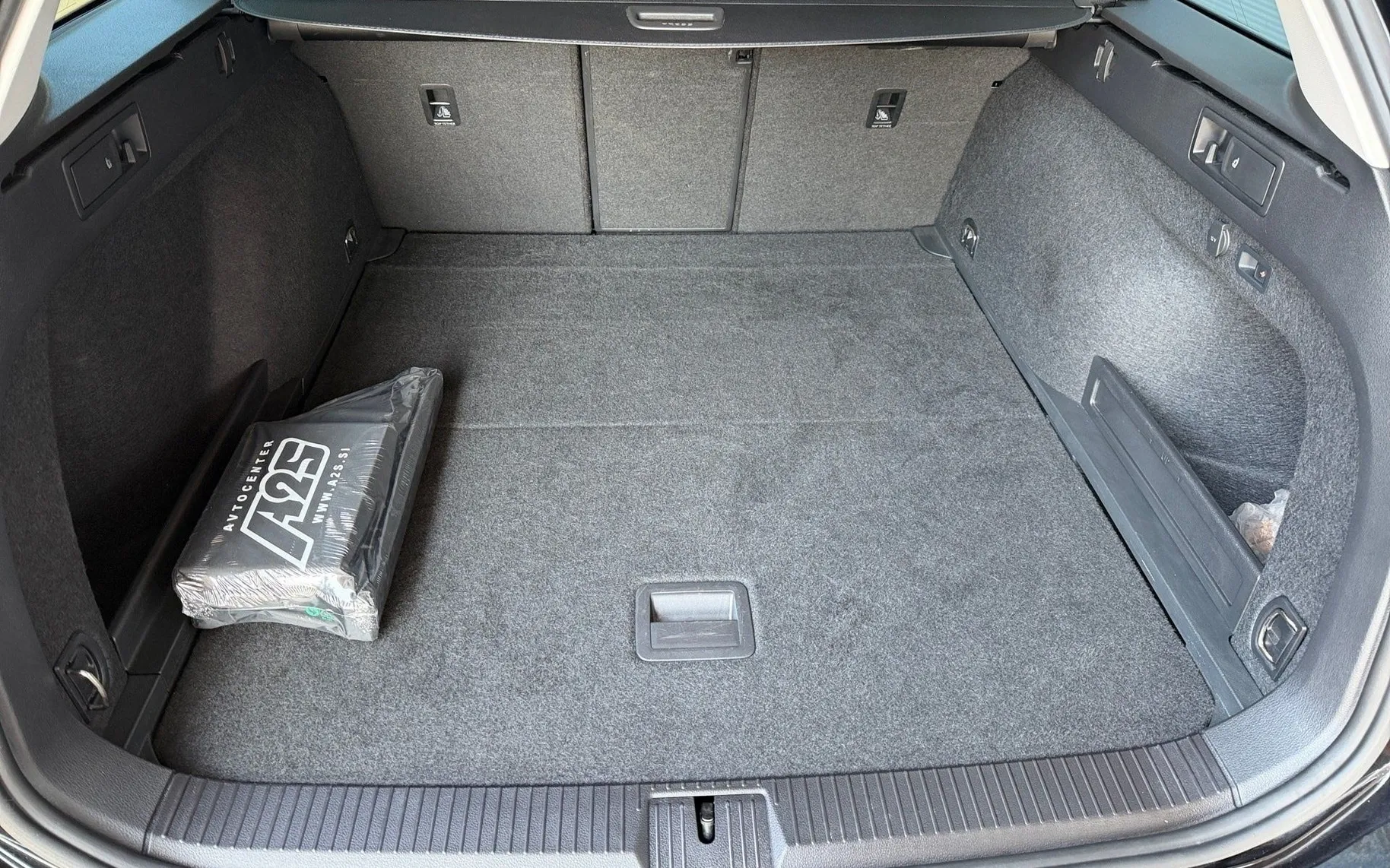 Notranja slika - Volkswagen Passat Variant - 2.0 TDI BMT SCR Business DSG-Vl. Kljuka-Masaža A.. - 12