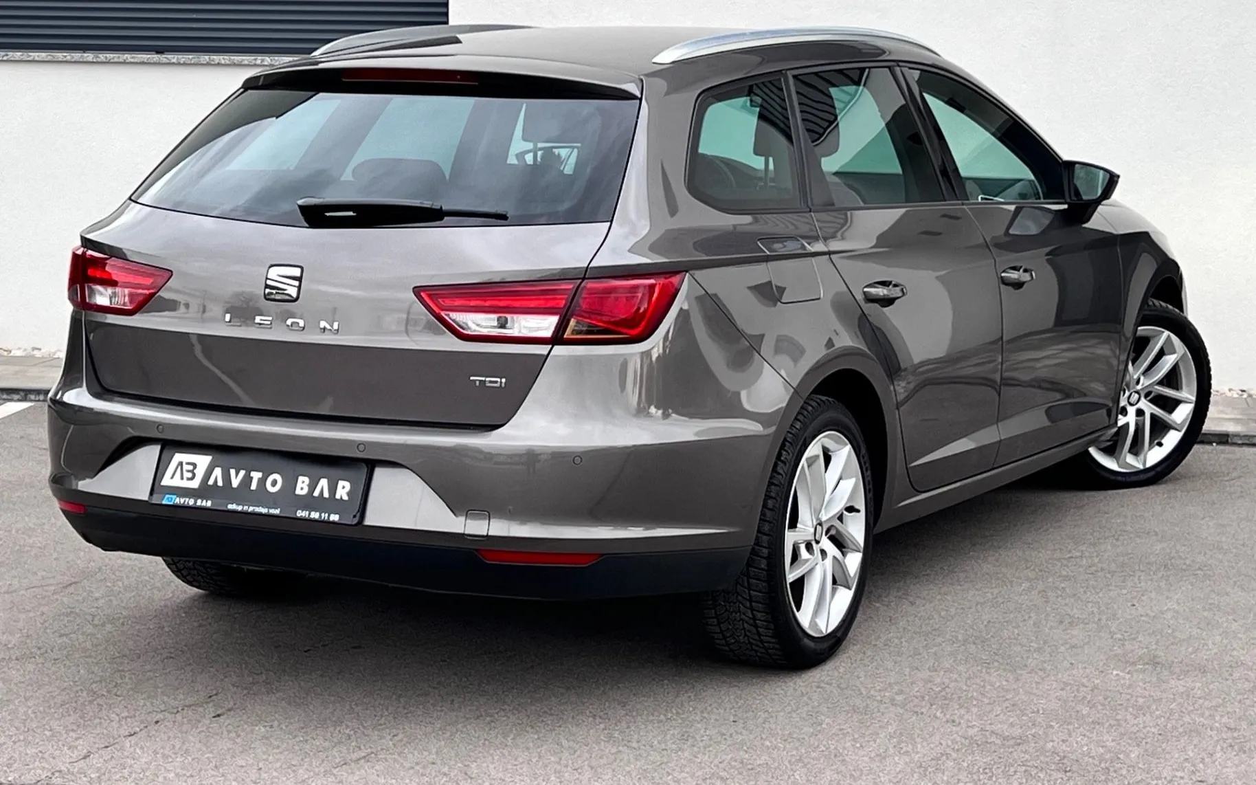 Notranja slika - Seat Leon - 1.6 TDI+SLO+ALU+NAVI+PDC+LED... - 7