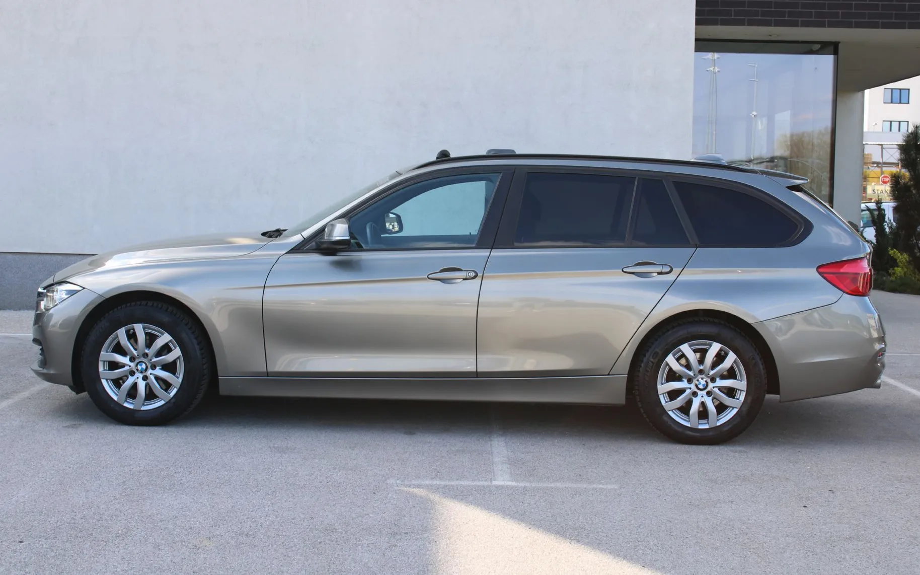 Zunanja slika - BMW Serija 3 - Touring: 320d xDrive Advantage  AT  PANO KAMERA TEMPO NA - 4