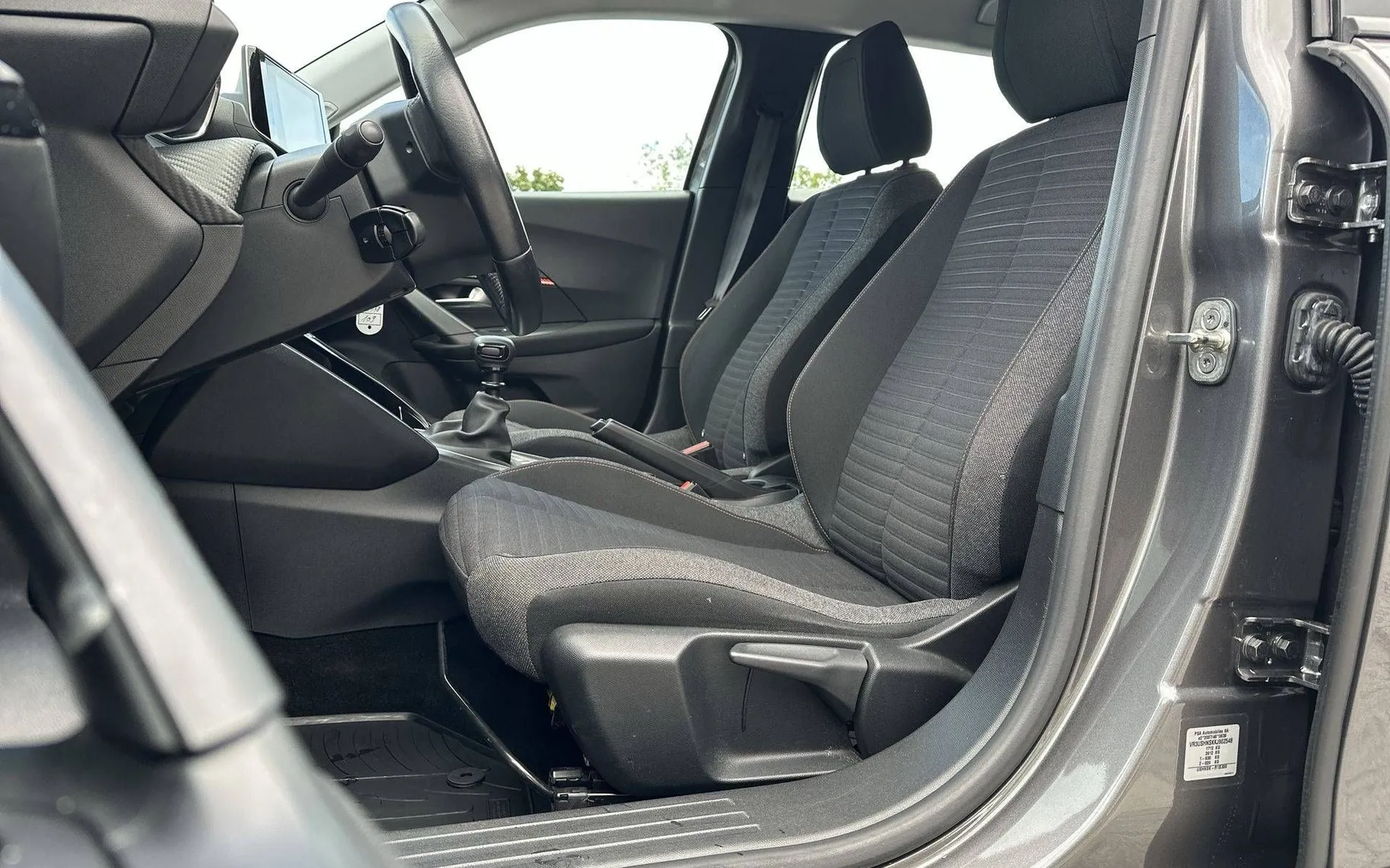 Notranja slika - Peugeot 2008 - 1.2 PureTech 130 S S Active - 10