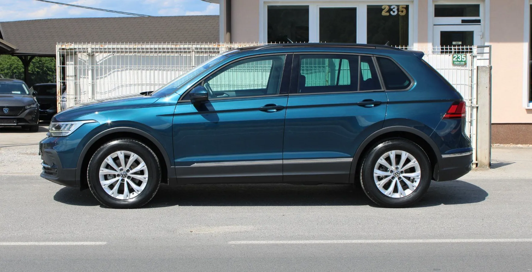 Zunanja slika - VW Tiguan - 2.0 TDI BMT Life DSG ALU LED PDC NOVI MODEL - 9