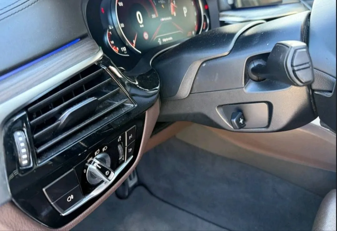 Notranja slika - BMW serija 5: - M550i xDrive Avt. - 9