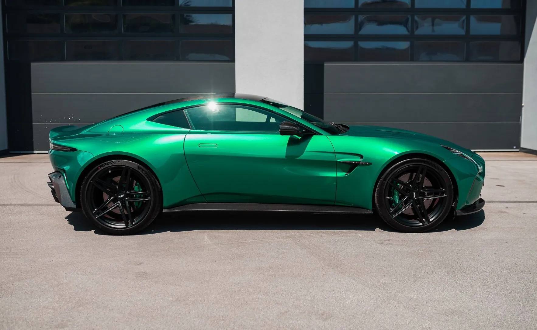 Zunanja slika - Aston Martin Vantage - PERFORMANCE PODIUM GREEN KARBON BOWERS WILKINS - 4