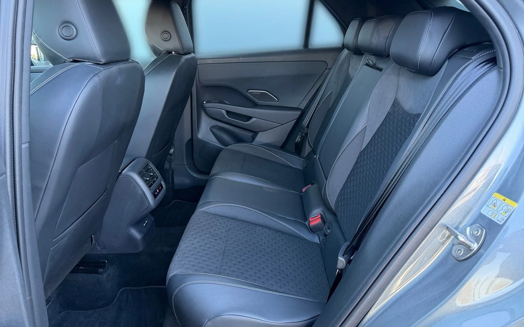 Notranja slika - Volkswagen T-Roc - 1.5 eTSI R-Line DSG-SLO-IQ Light-Vlečna kljuka.... - 11