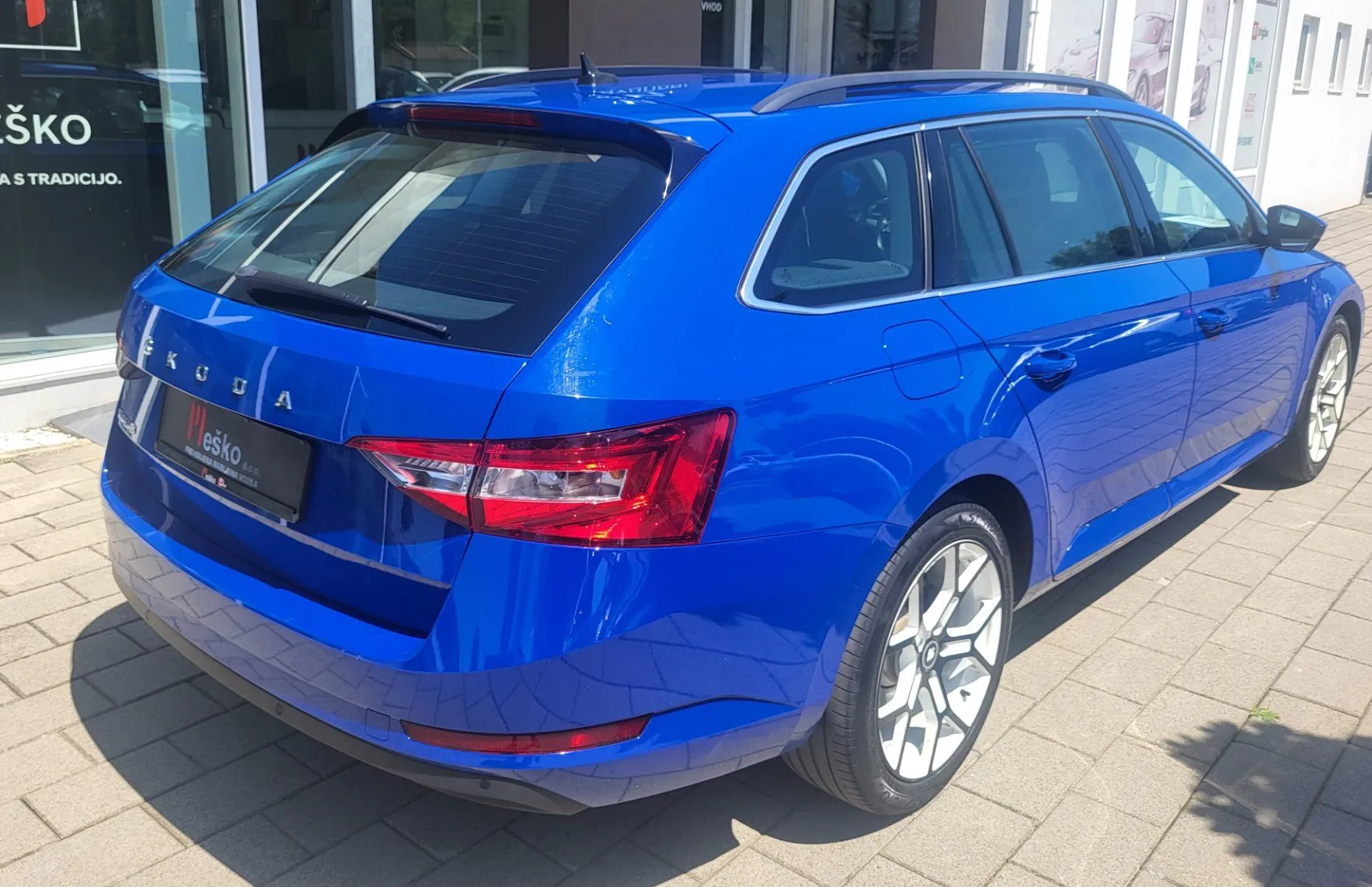Zunanja slika - Škoda Superb - Combi 2.0 TDI DSG slo-pdc-alu-acc-led-el.paket - 4