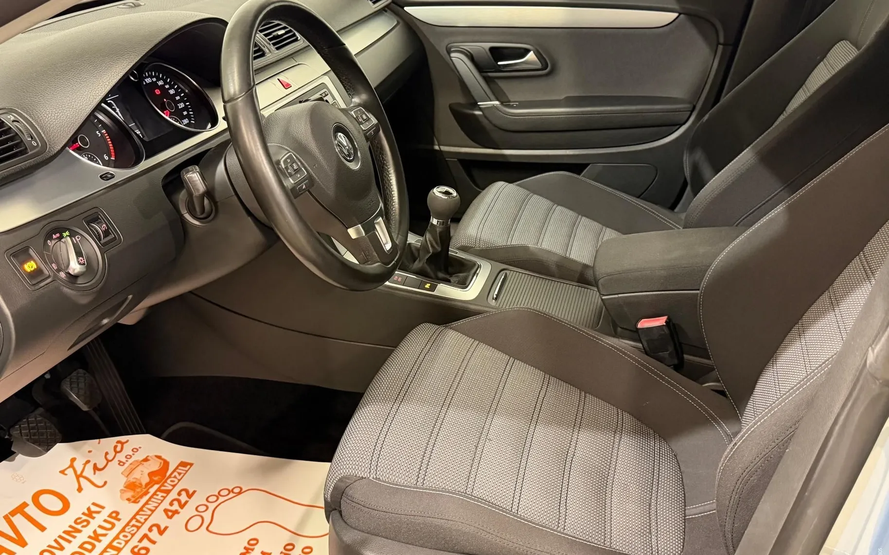 Notranja slika - Volkswagen Passat CC - 2.0 TDI-BI-XENON-SPORT LINE-ALU-CROM-PDC-TEMPOMAT. - 8