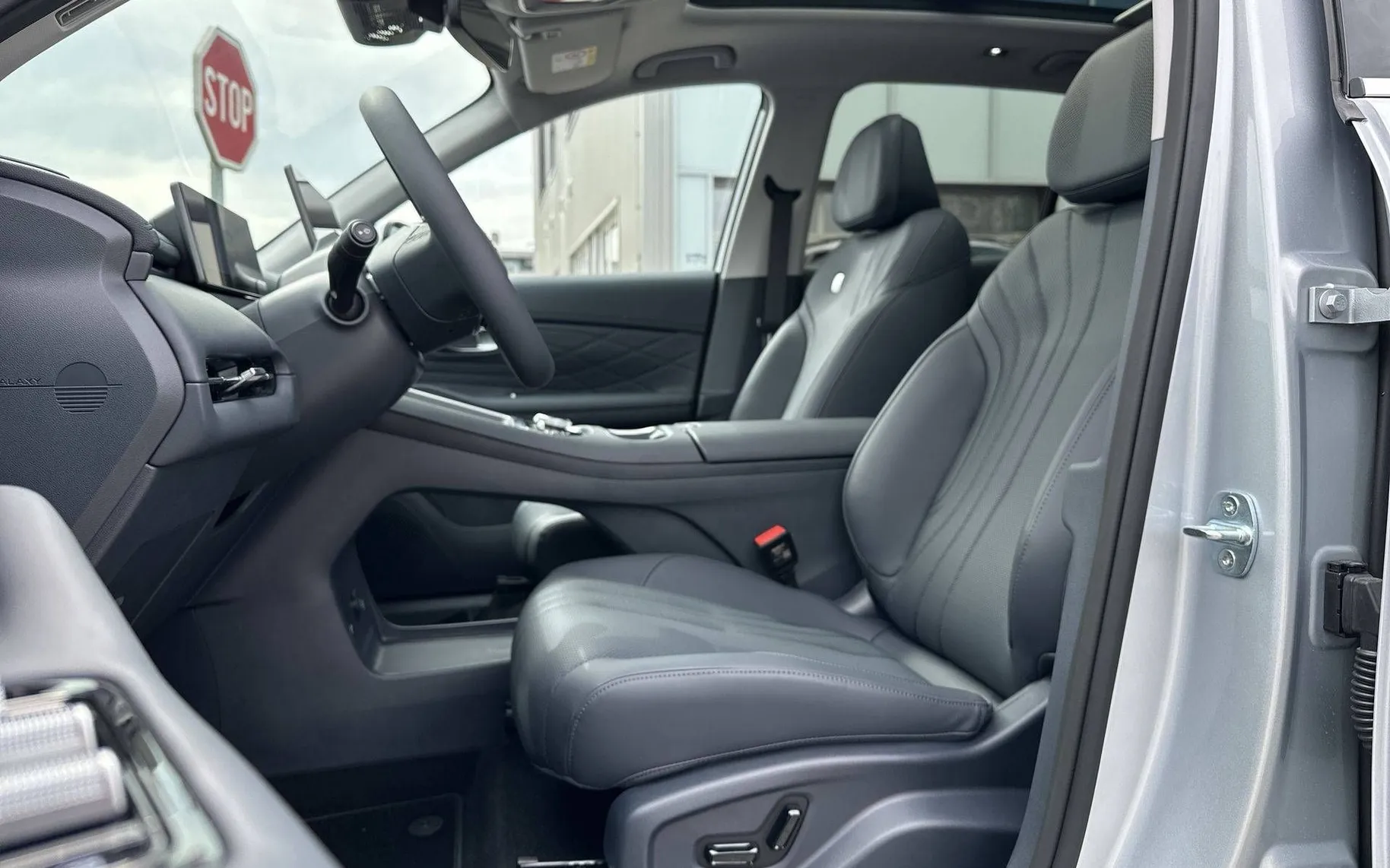 Notranja slika - Geely StarRay EM-i - Plug-In Hybrid 1.5 Max Avt - 10