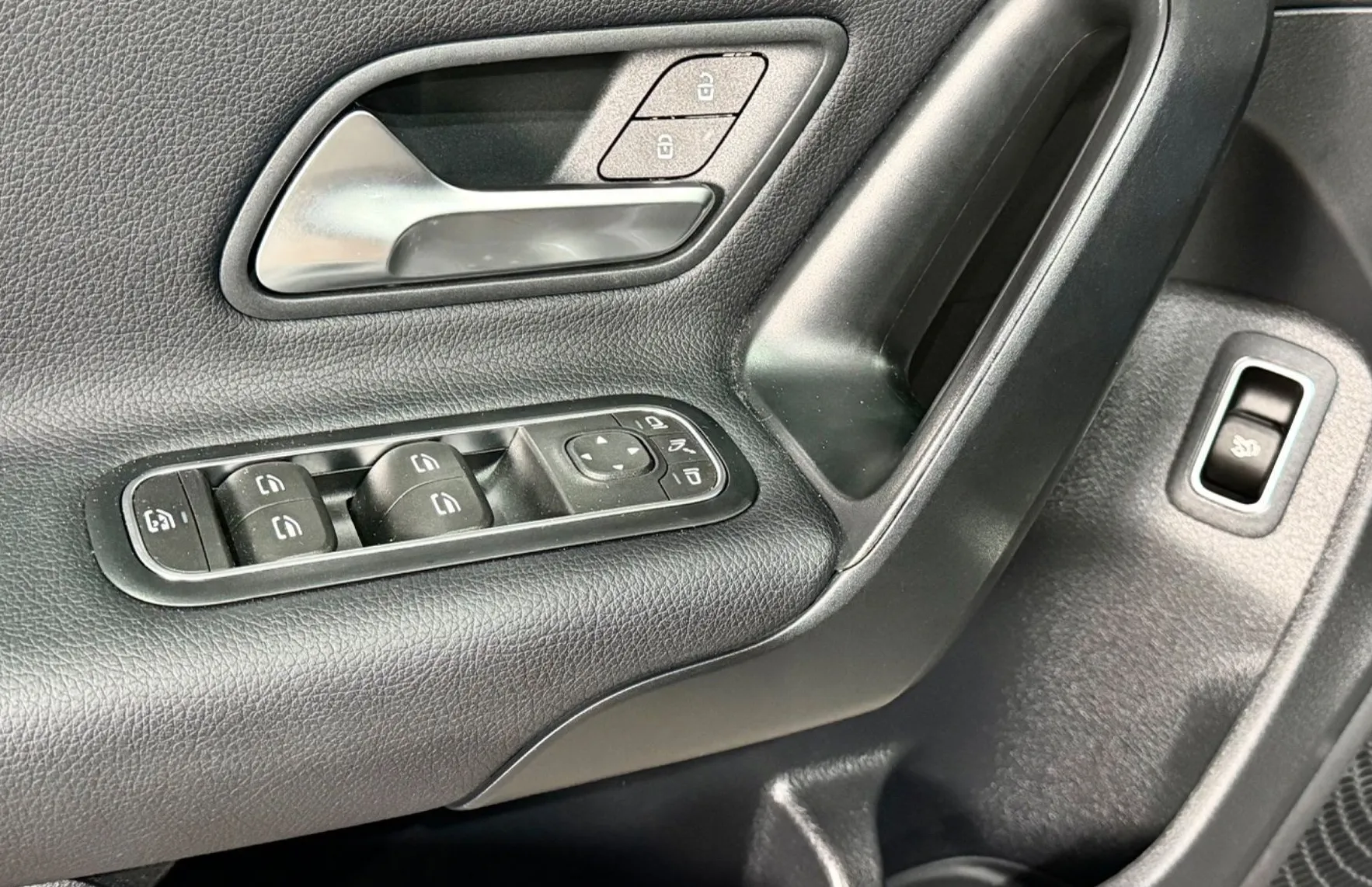 Zunanja slika - Mercedes-Benz A-Razred - LIMUZINA - AKTIVNI TEMP. - KAMERA - NAVI - LED ... - 20