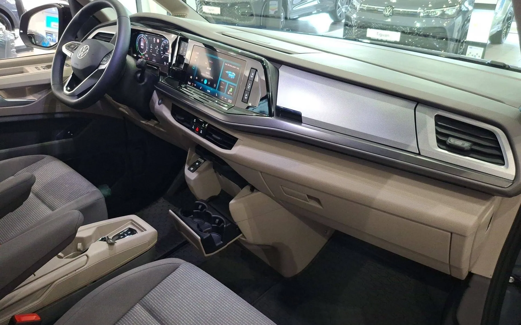 Notranja slika - Volkswagen Multivan - T7 1.5 TSI eHybrid 4M L2 Limited DSG - 11