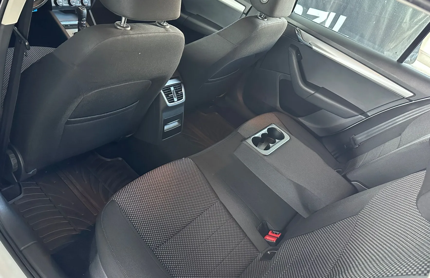 Zunanja slika - Škoda Octavia - Combi 1.6 TDI Ambition DSG-NAVI-AVT.KLIMA-2xPDC - 10