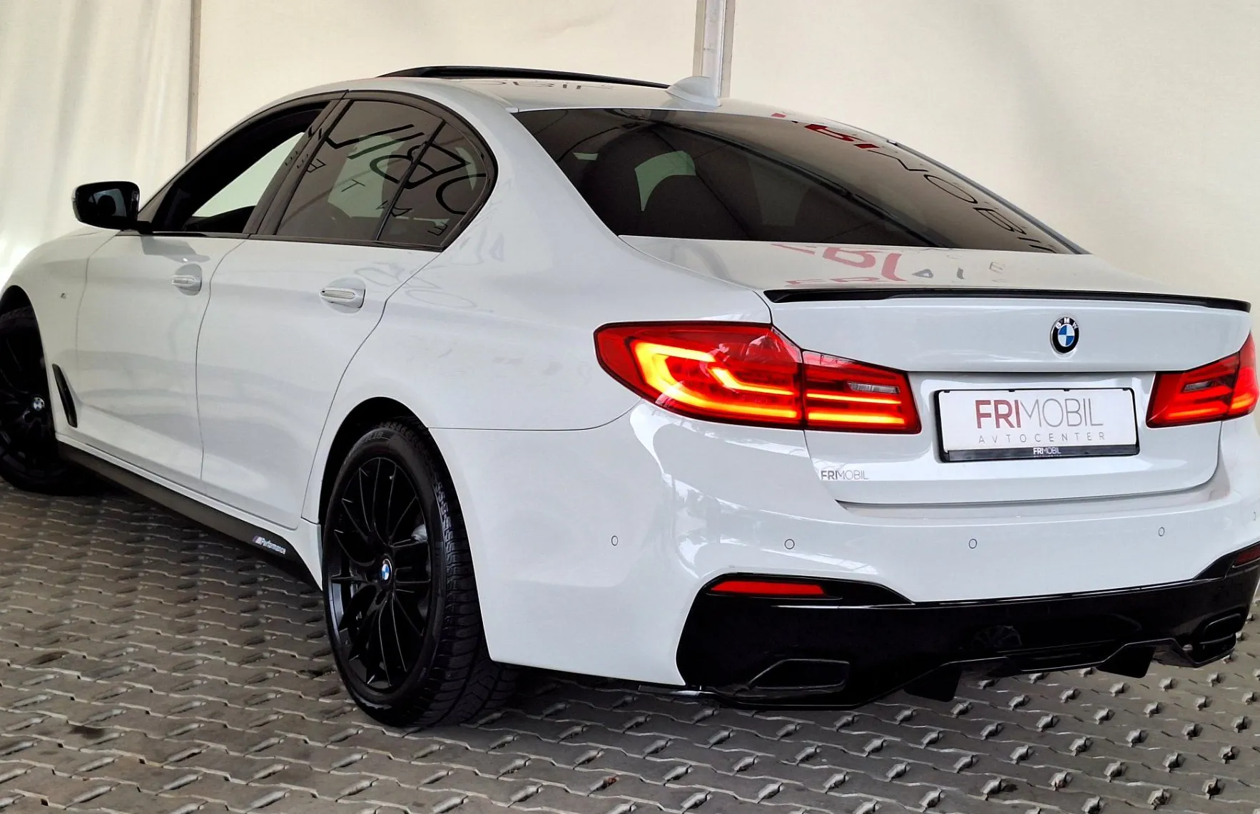 Zunanja slika - BMW Serija 5 - : 520d M-Performance•PANO•AMBIENT•ADAPTIVE LED• - 4
