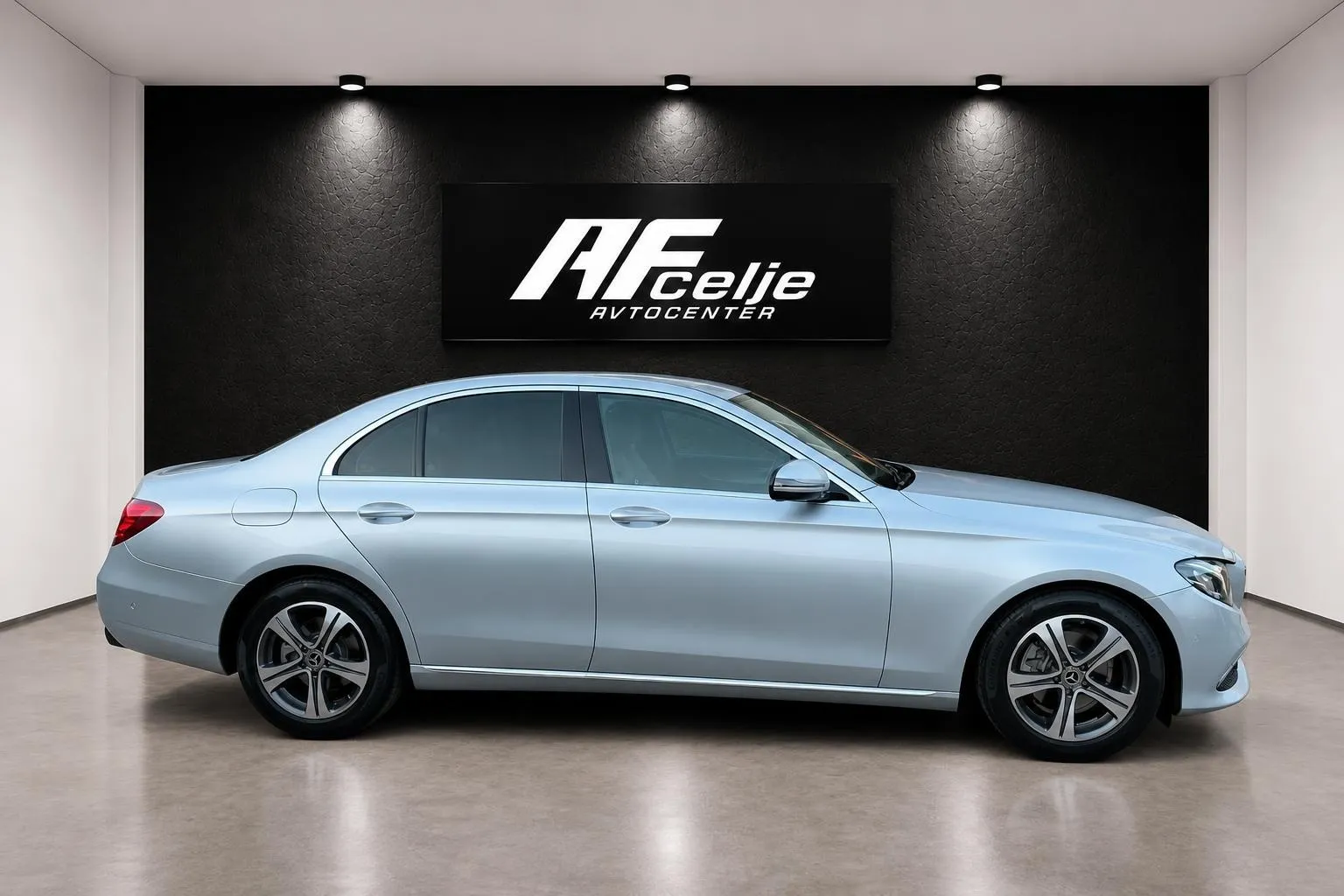 Zunanja slika - Mercedes-Benz E-Razred - 220 CDI-AUT-133.000km-VIRTUAL-LIZING ZA TUJCE- - 4