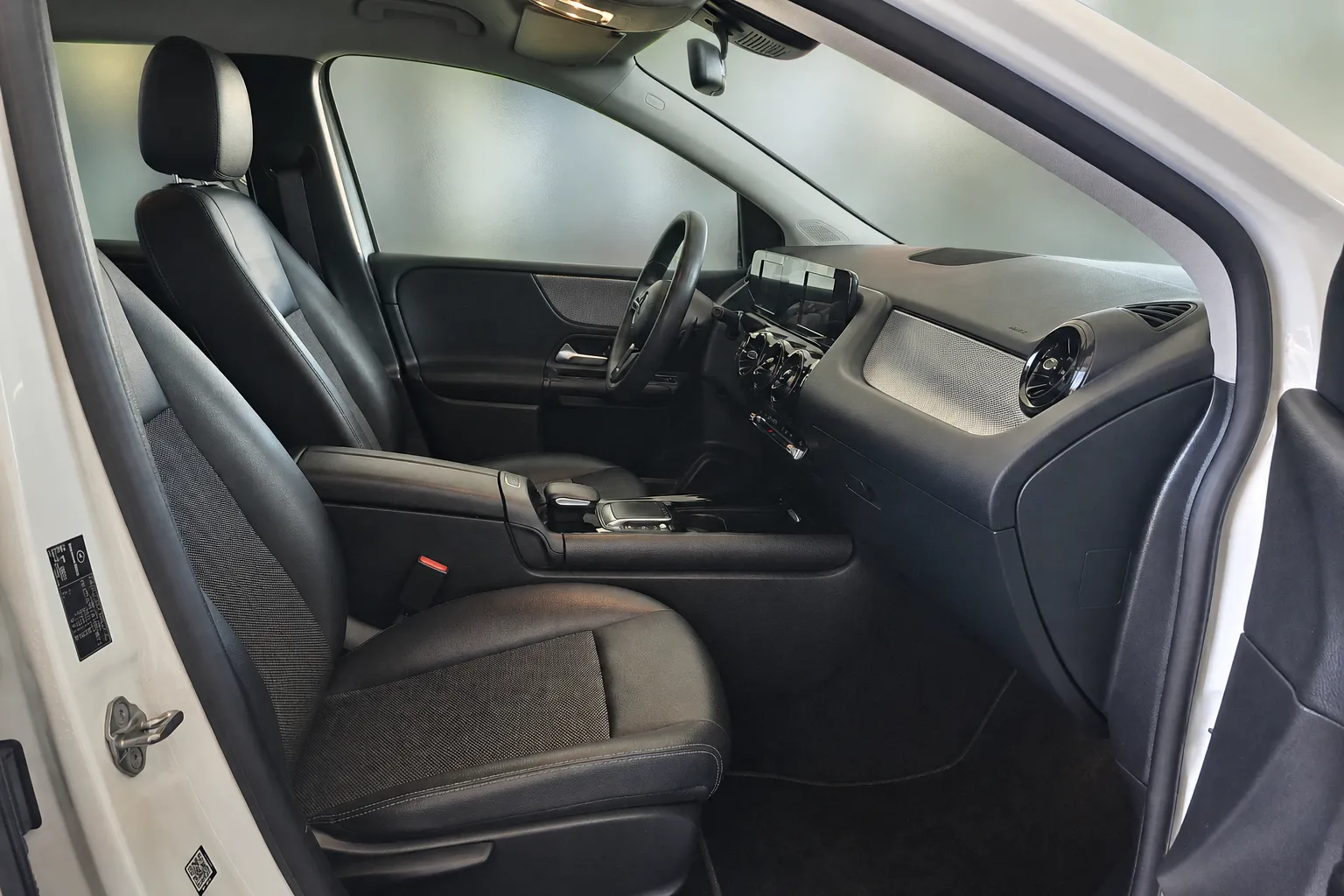 Notranja slika - Mercedes-Benz B-Razred - B 200 d-Avt.1 LASTNIK-LED-KOT NOV-GARANCIJA-KAME - 12