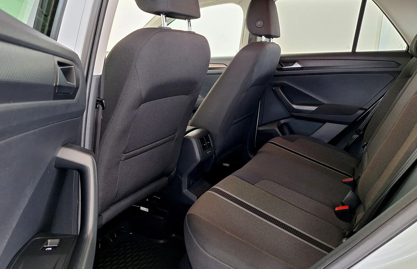 Zunanja slika - Volkswagen T-Roc - 1.6 TDI Comfortline•SLO•GRETJE SEDEŽEV•KAMERA•PDC• - 13
