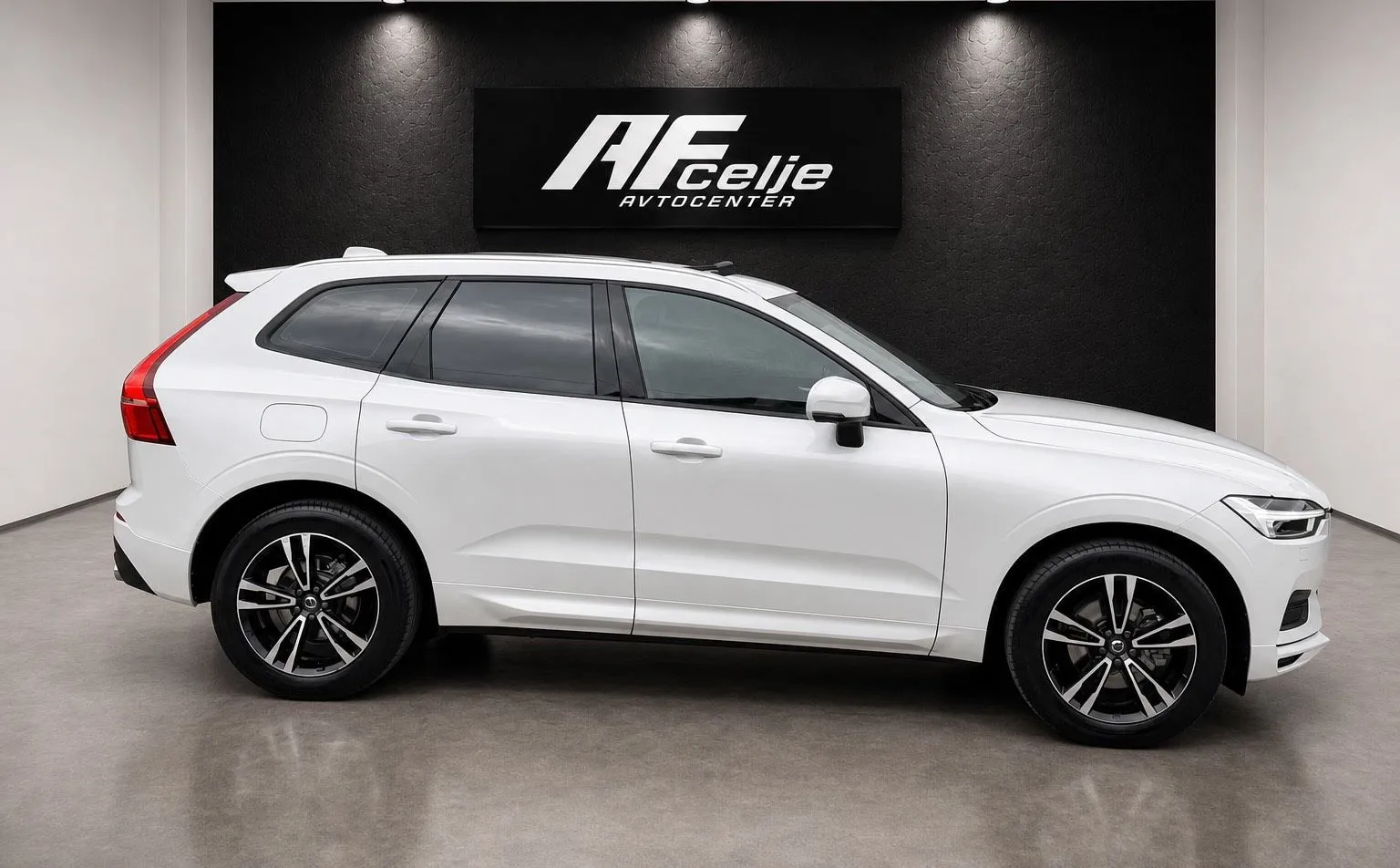 Zunanja slika - Volvo XC60 - D4-4X4-AUT-PANORAMA-FUL LED-LIZING ZA TUJCE- - 4