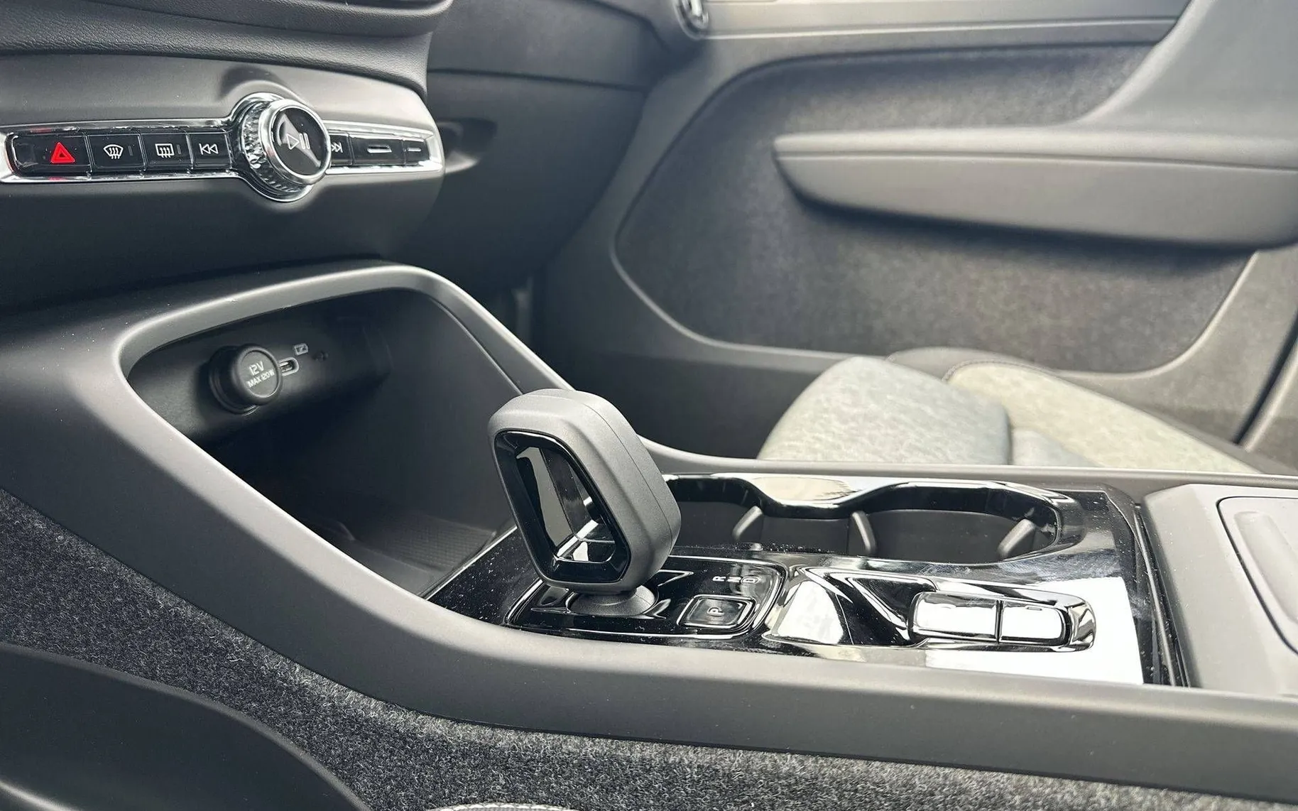 Notranja slika - Volvo XC40 - B3 P Plus Dark Avt. - 20
