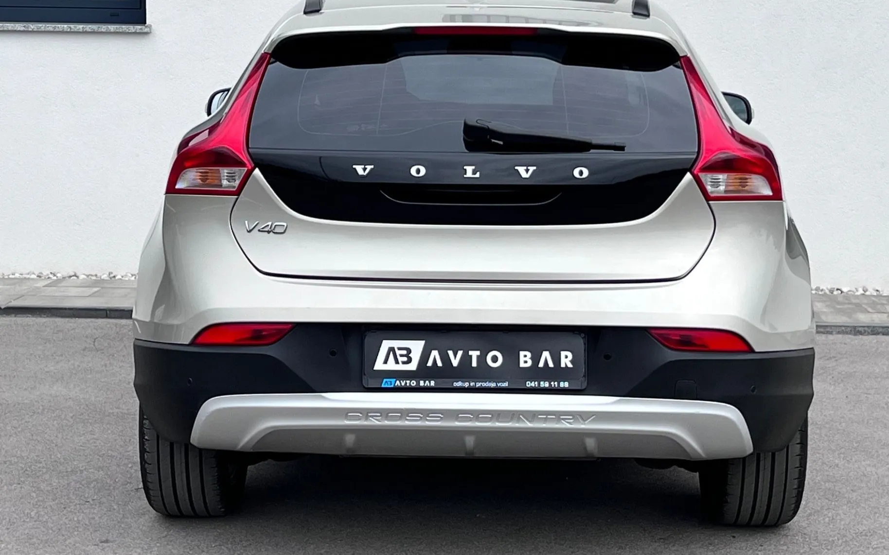 Notranja slika - Volvo V40 Cross Country - 2.0TD+NAV+VIRTUAL+PDC+ALU... - 7