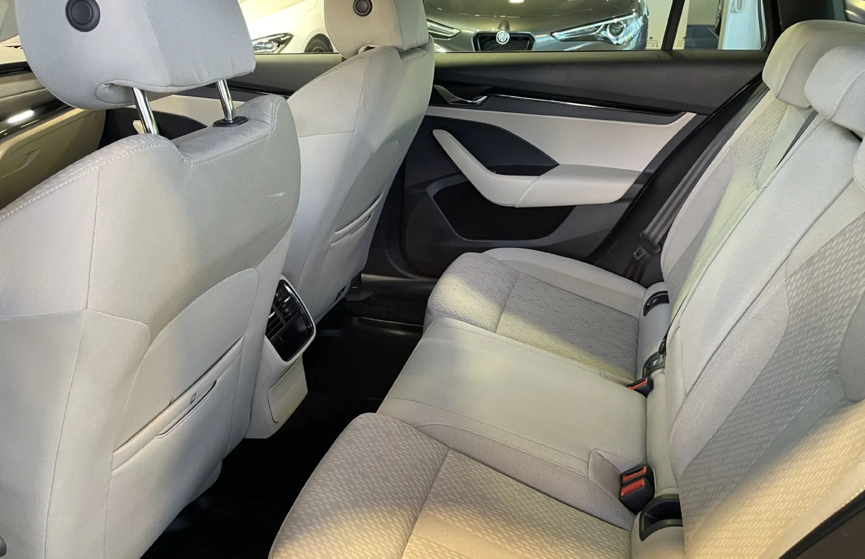 Zunanja slika - Škoda Octavia - VIRTUAL-NAVIGACIJA-LANE-RADAR-LED-DSG-ALU-KEYLESS - 17