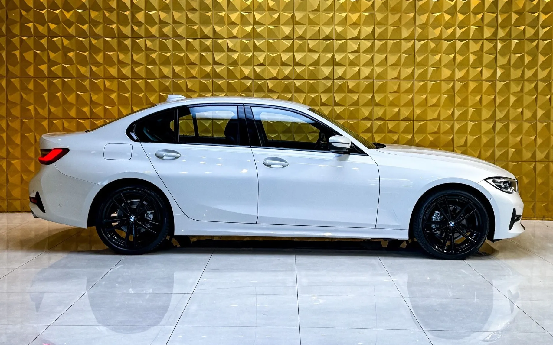 Notranja slika - BMW serija 3: - 318d AUT.-Sport Line-VIRTUAL-KAMERA-PERLA-AMBI - 12
