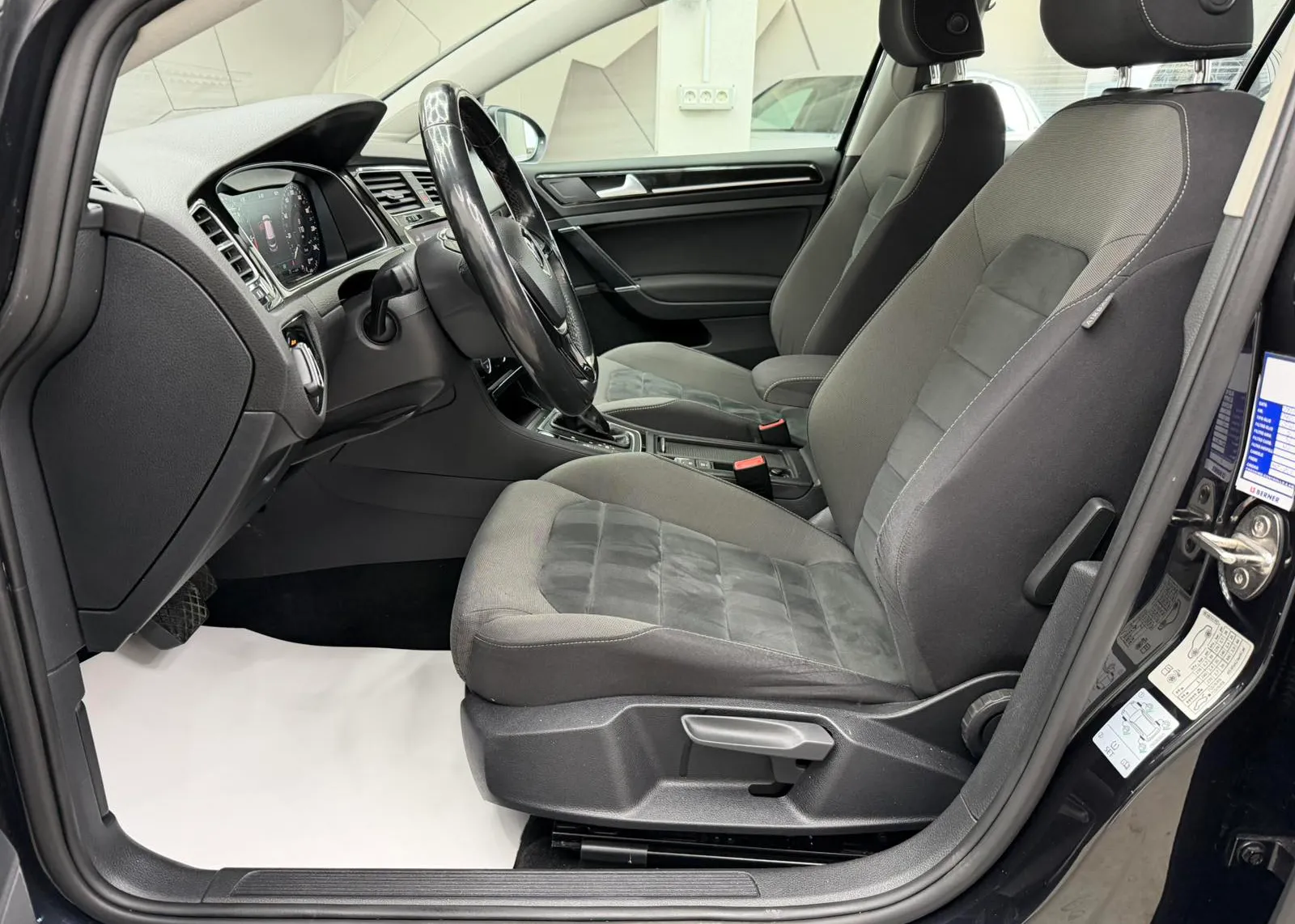Zunanja slika - VW Golf - 2,0 TDI BMT 40 let DSG - 7